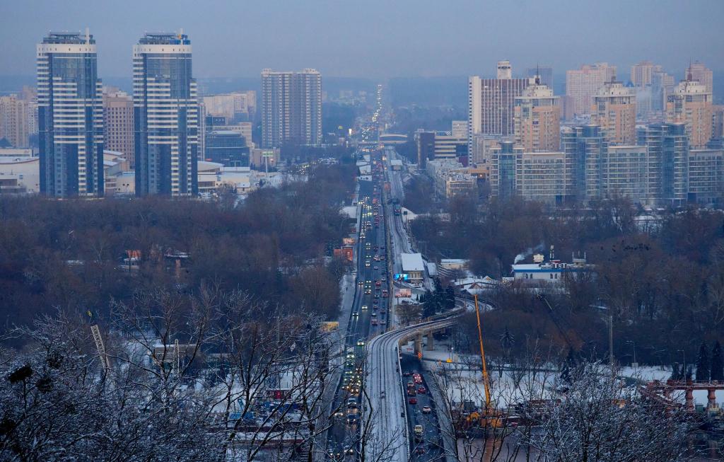 In den Stadtteilen Kiews am linken Ufer des Flusses Dnipro ist nach neuerlichen russischen Angriffen neben der Wärme- auch die Wasserversorgung ausgefallen. (Archivbild) - Foto: Efrem Lukatsky/AP/dpa