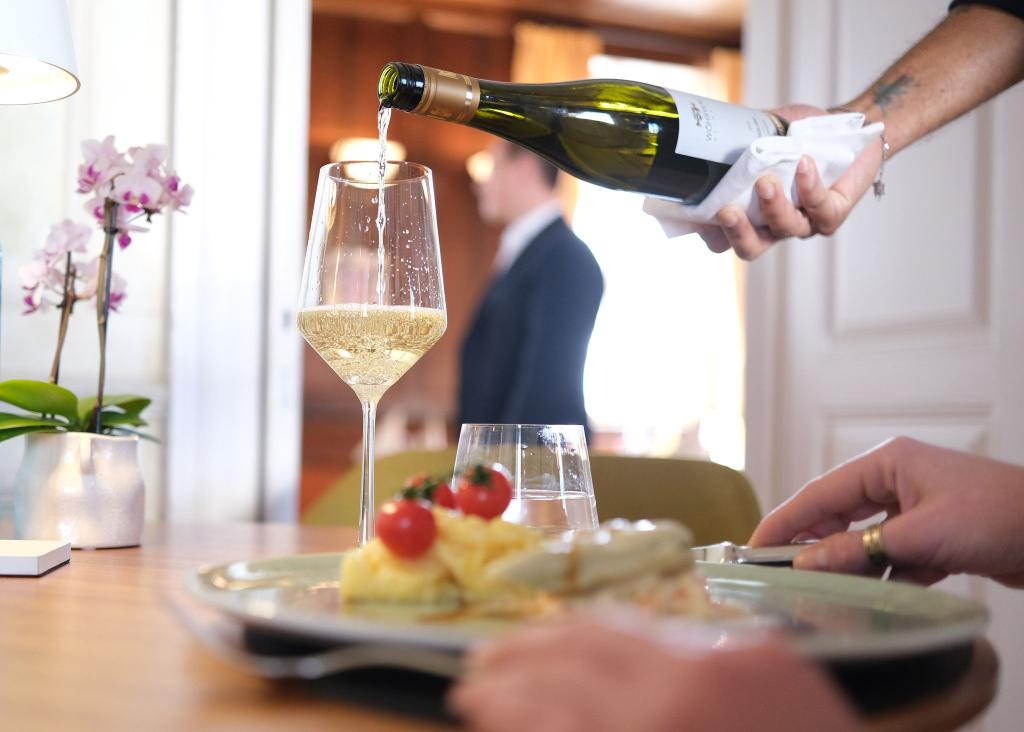 Viele Restaurants in Deutschland stehen wegen gestiegener Preise unter Druck (Archivbild) - Foto: Bernd Weißbrod/dpa