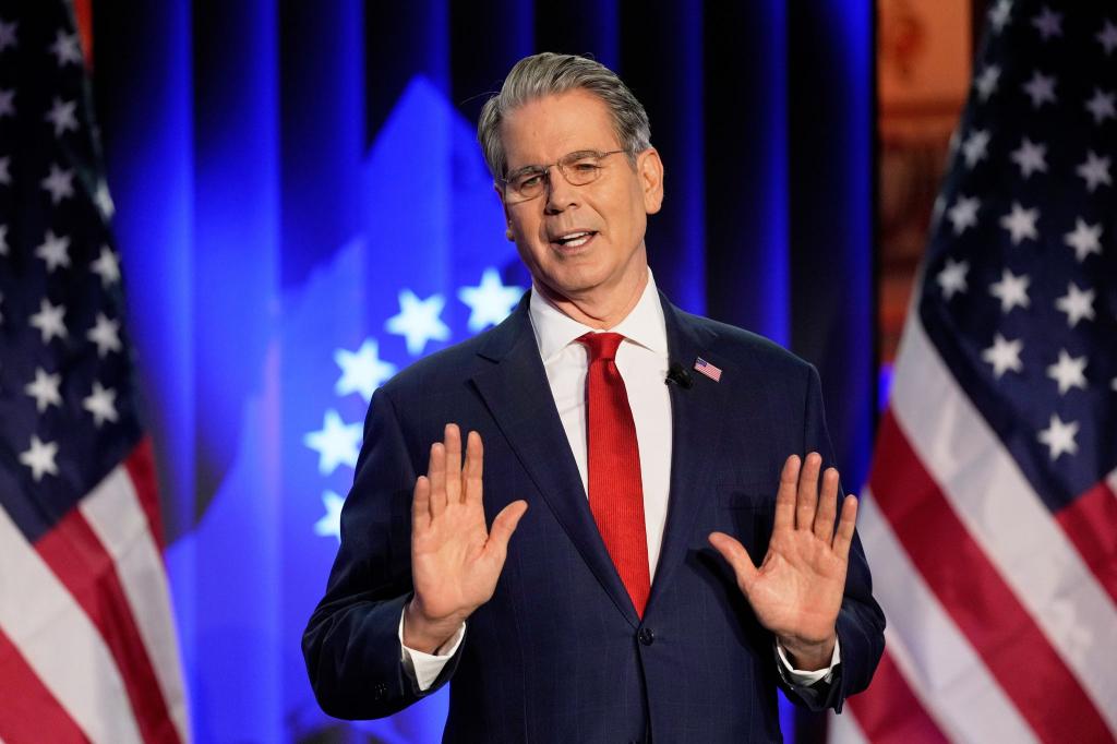 Bessent sprach im USA-House in Davos mit der Presse. - Foto: Markus Schreiber/AP/dpa