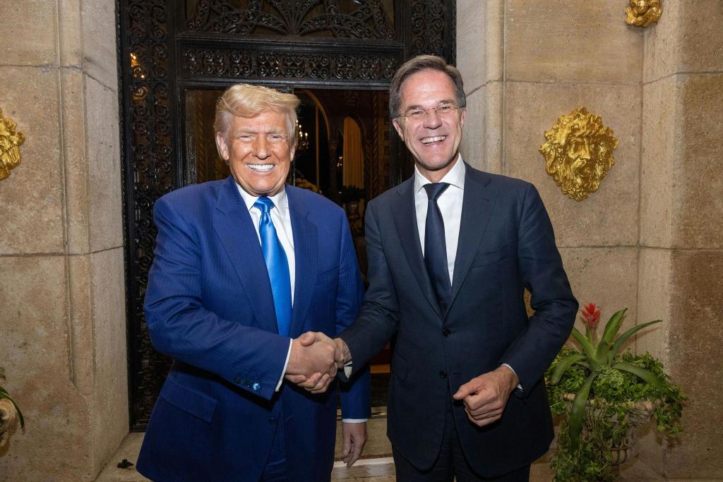 Schmeicheleien von Rutte (r) finden in Trump einen gewogenen Empfänger. (Archivbild) - Foto: Erik Luntang/Nato/dpa