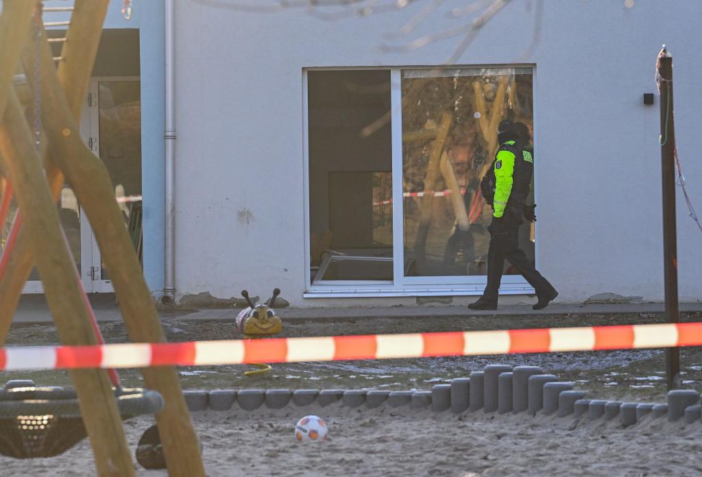 Die Feuerwehr berichtete von 22 Sanitätern, Ärzten und Feuerwehrleuten, die mit 12 Fahrzeugen im Einsatz waren. (Archivbild) - Foto: Britta Pedersen/dpa