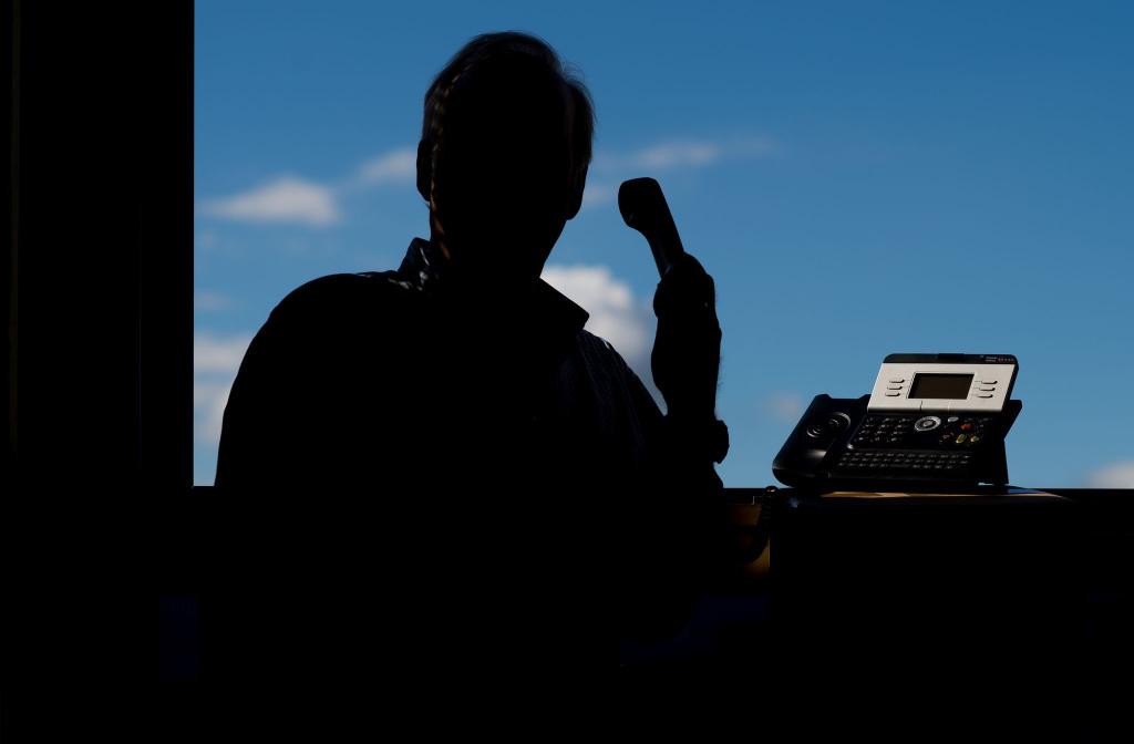 Achtung, falscher Vorgesetzter am Telefon. Nach Angaben von Allianz Trade häufen sich die Betrugsfälle, in denen die Täter als Spitzenmanager auftreten. (Symbolbild) - Foto: Julian Stratenschulte/dpa