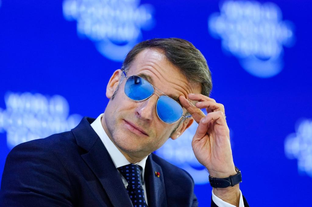 Cooler Auftritt: Frankreichs Präsident Macron sorgt mit Sonnenbrille für Aufsehen in Davos - Foto: Markus Schreiber/AP/dpa