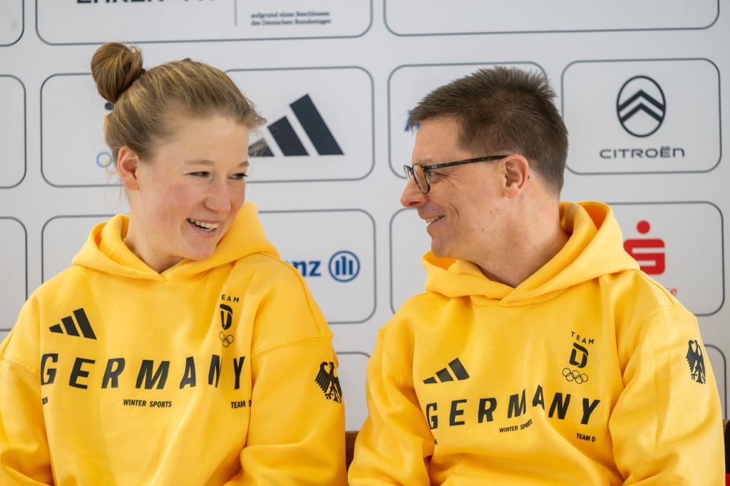 Snowboarderin Jana Fischer (l) freut sich auf ihre dritten Winterspiele. - Foto: Peter Kneffel/dpa