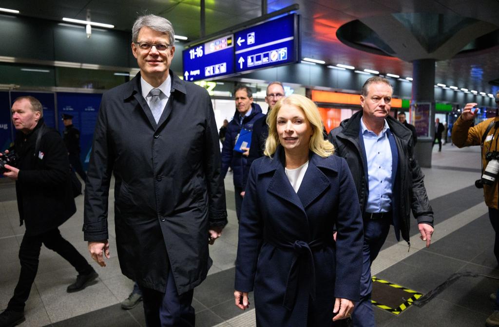 Im Herbst forderte Minister Schnieder drei Sofortprogramme bei der Bahn für mehr Kundenzufriedenheit. Das erste wurde nun gestartet - an der Pünktlichkeit wird sich dabei aber nichts verbessern. - Foto: Bernd von Jutrczenka/dpa
