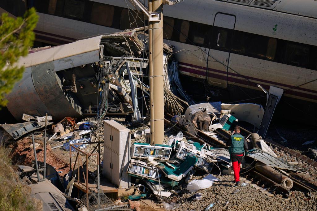 Von einigen Waggons der im Süden Spaniens verunglückten Hochgeschwindigkeitszüge blieben nur Trümmer übrig. - Foto: Manu Fernandez/AP/dpa