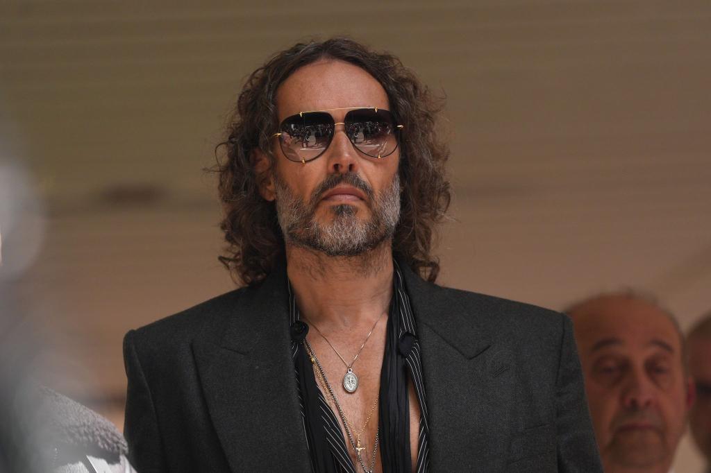 Russell Brand muss trotz der schweren Vorwürfe wegen mutmaßlich sexueller Übergriffe nicht in Untersuchungshaft. (Archivfoto) - Foto: Yui Mok/PA Wire/dpa