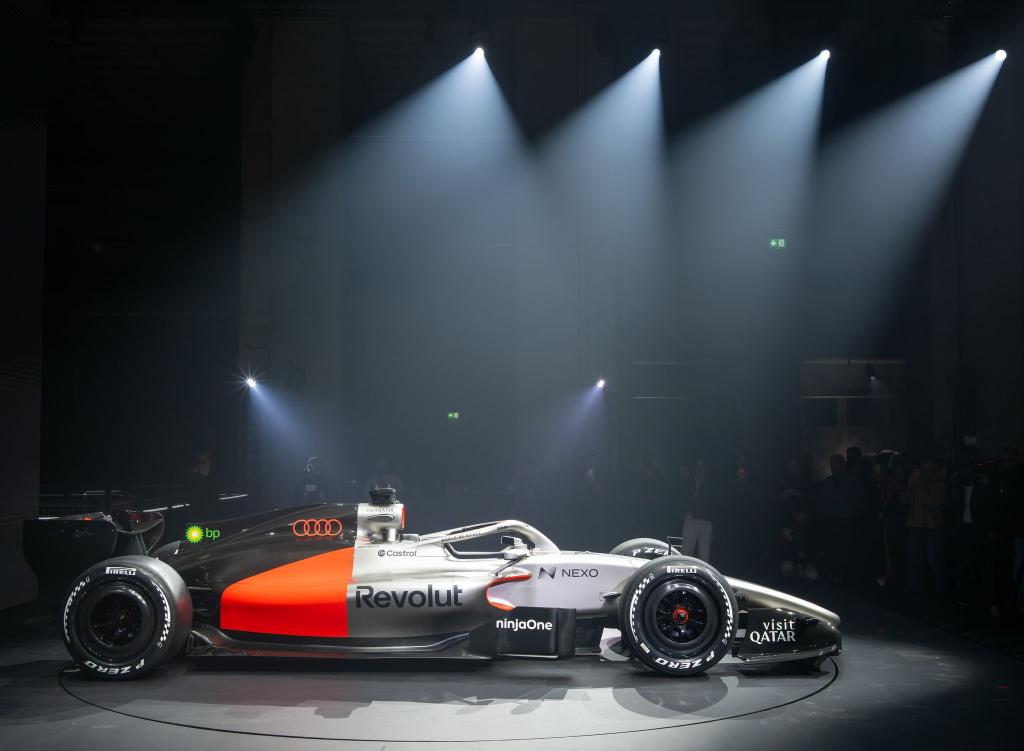 Lackierungsgeheimnis gelüftet: Der Rennwagen R26 von Audi Revolut für die Formel 1 wurde von Scheinwerfern beleuchtet. - Foto: Soeren Stache/dpa