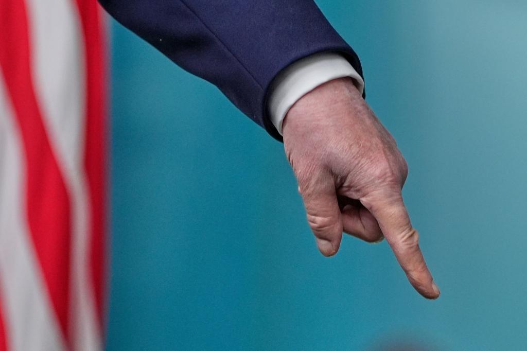 US-Präsident Donald Trump zeigt auf Dokumente auf dem Boden des Besprechungsraums, während er mit Reportern im James Brady Press Briefing Room im Weißen Haus spricht. - Foto: Alex Brandon/AP/dpa