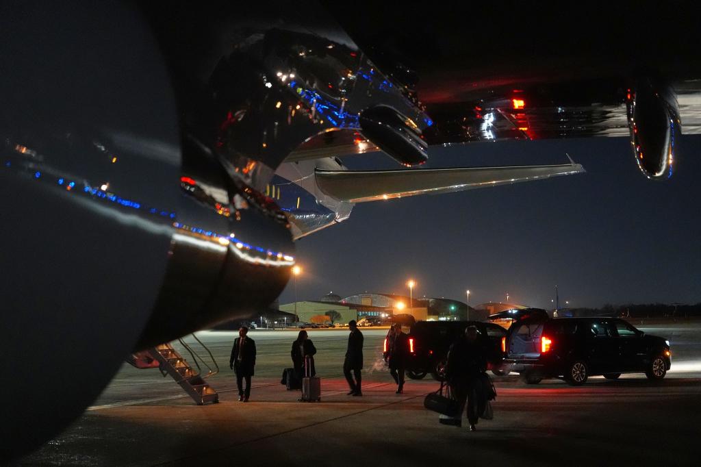 Trumps Sprecherin sprach von einem «kleinen elektrischen Problem» an Bord der Maschine. - Foto: Evan Vucci/AP/dpa