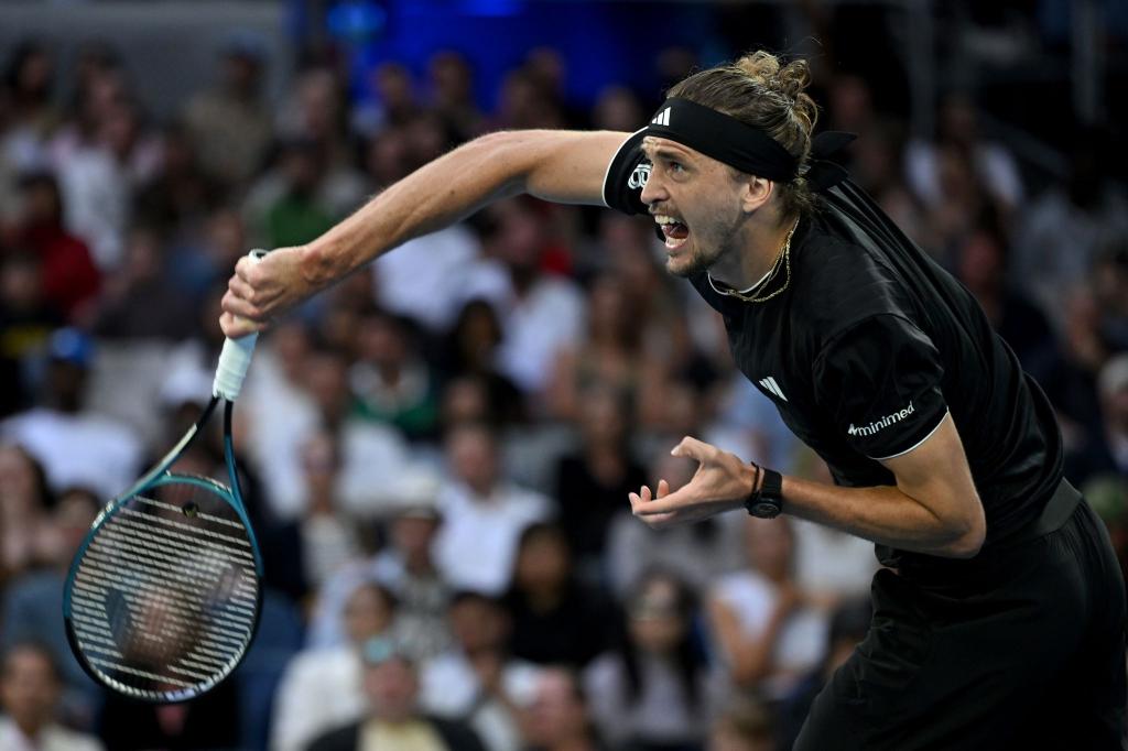 Alexander Zverev steht in Melbourne in Runde drei. - Foto: James Ross/AAP/dpa