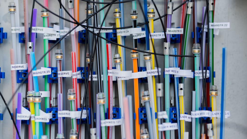 Glasfaser ermöglichen eine schnelle Datenübertragung. (Archivbild) - Foto: Rolf Vennenbernd/dpa