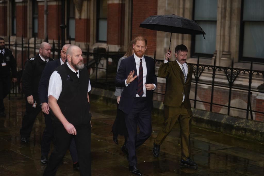 Prinz Harry trifft vor seiner Zeugenaussage in der Klage gegen die «Daily Mail» am Gericht in London ein. - Foto: Jordan Pettitt/PA Wire/dpa
