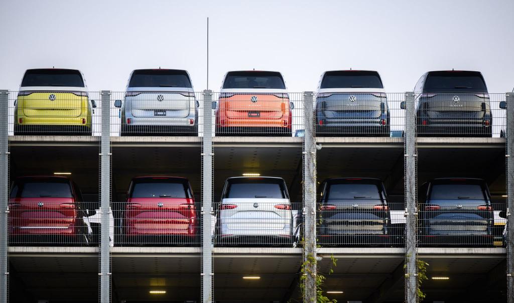 Neue Exemplare des VW-Elektrobusses ID.Buzz. (Archivbild) - Foto: Julian Stratenschulte/dpa