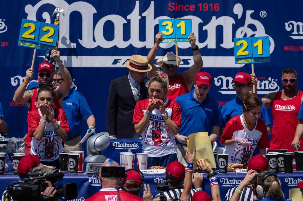 Nathan's ist international für das Hotdog-Wettessen auf Coney Island bekannt. (Archivbild) - Foto: Yuki Iwamura/AP/dpa