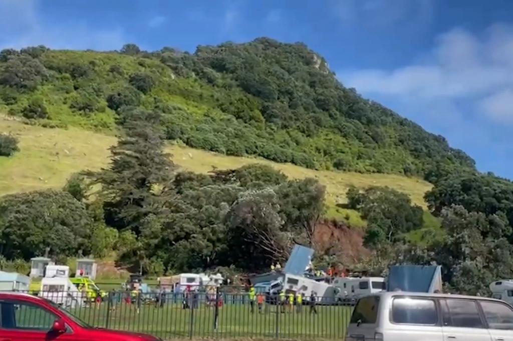 Der Erdrutsch auf einem Campingplatz begrub unter anderem den Toilettenblock. - Foto: Supplied/Radio NZ/dpa