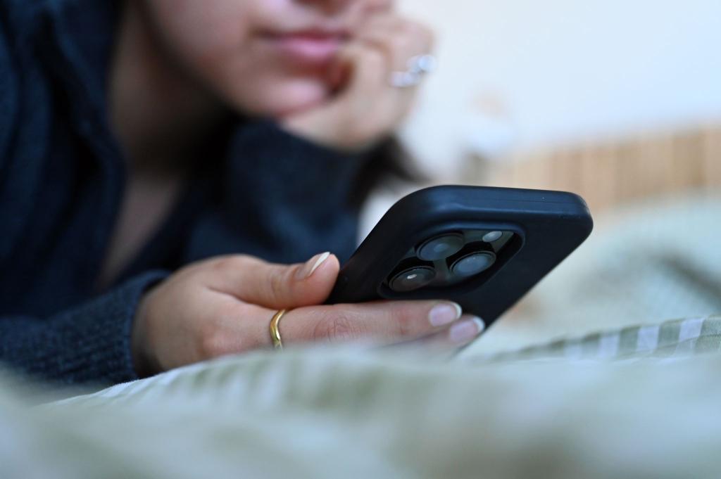 Auch in Großbritannien wird über ein Social-Media-Verbot diskutiert. (Archivfoto) - Foto: Elisa Schu/dpa