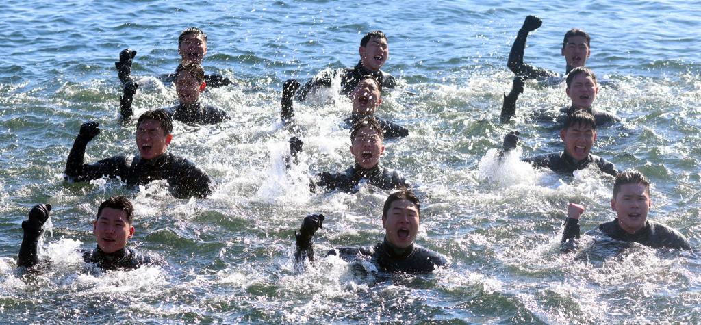 Bei Minusgraden singen Taucher der südkoreanischen Marine, während sie im eiskalten Meerwasser vor der Stadt Changwon schwimmen. - Foto: yonhap/dpa