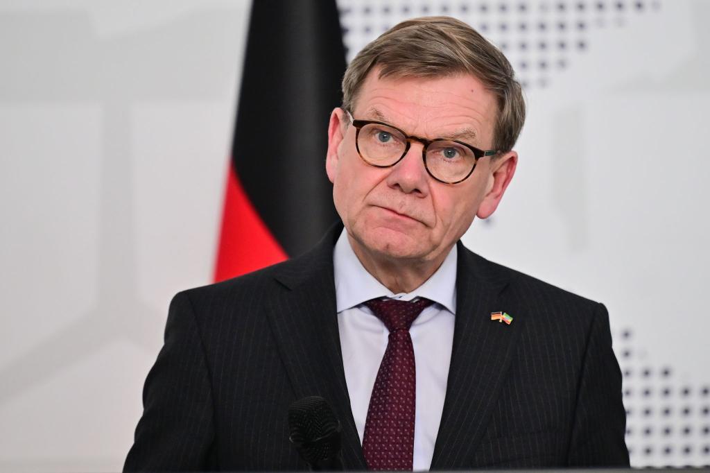Außenminister Johann Wadephul (CDU) äußert sich bei einem Auftritt in der äthiopischen Hauptstadt Addis Abeba auch zum Spionageverdacht in Deutschland - und verkündet Konsequenzen. - Foto: Sebastian Gollnow/dpa