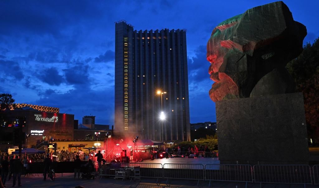 Blick auf das Congress Hotel unweit des Karl-Marx-Monuments in Chemnitz (Archivbild) - Foto: Hendrik Schmidt/dpa-Zentralbild/dpa