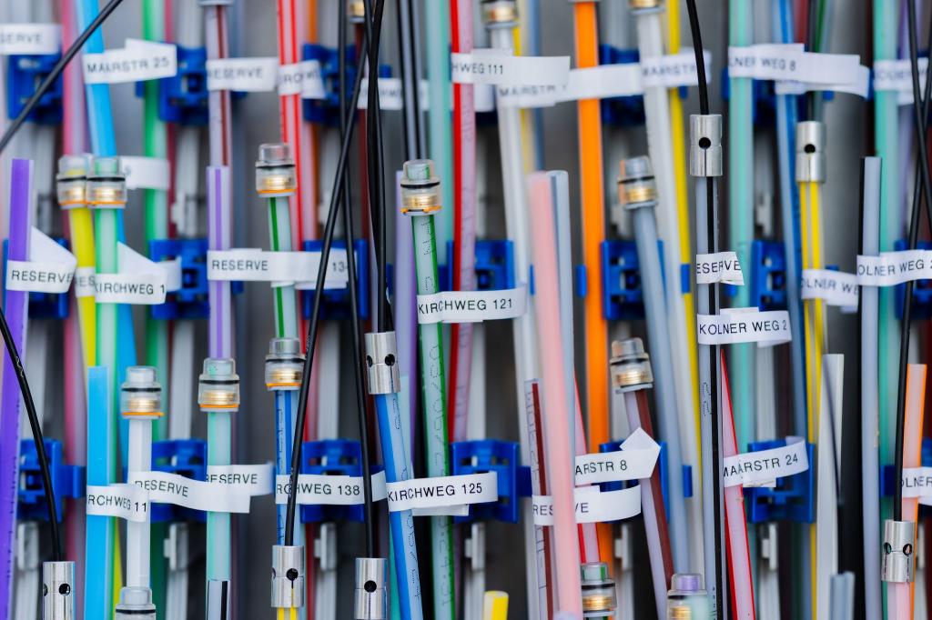 Die Telekom möchte, dass mehr Kunden den vorhandenen Glasfaseranschluss auch tatsächlich buchen. (Symbolbild) - Foto: Rolf Vennenbernd/dpa