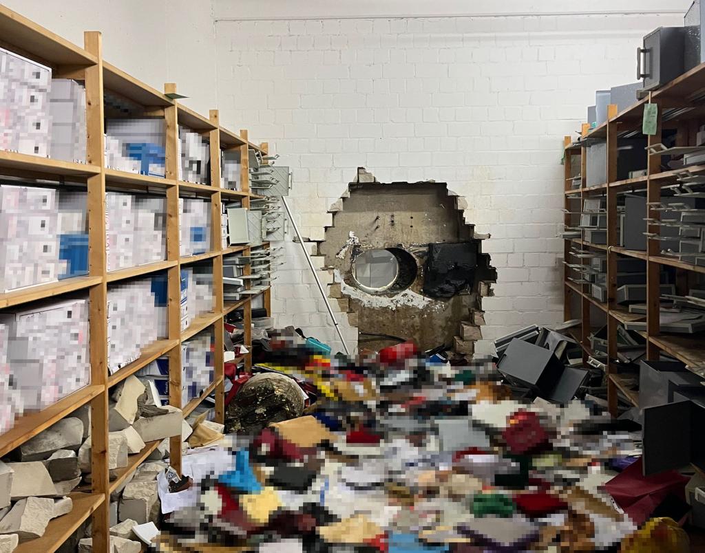 Ein großes Loch ist in der Wand zum Tresorraum der Sparkasse zu sehen. (Archivbild) - Foto: -/Polizei Gelsenkirchen/dpa