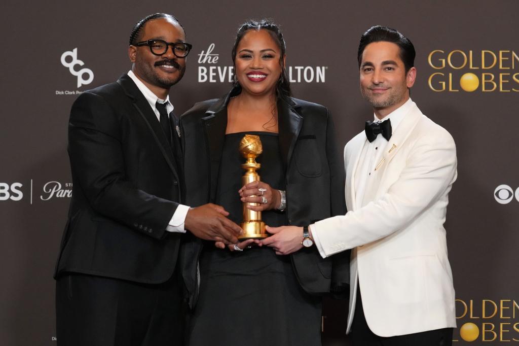 Ryan Coogler (l-r) und die Produzenten Zinzi Evans und Sev Ohanian vom Film «Sinners» bei den Globes. (Archivbild) - Foto: Chris Pizzello/Invision/AP/dpa