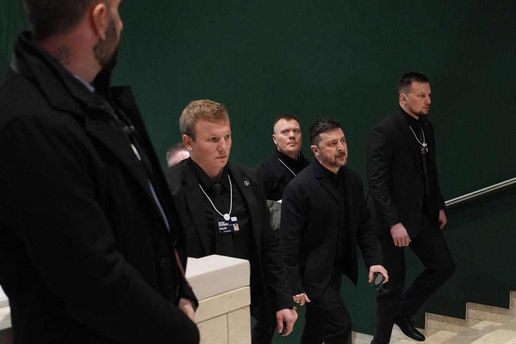 Der ukrainische Präsident Selenskyj in Davos, wo er sagte, dass Vertreter der USA, der Ukraine und Russlands über Bedingungen für ein Ende des Ukraine-Krieges reden wollen. - Foto: Evan Vucci/AP/dpa