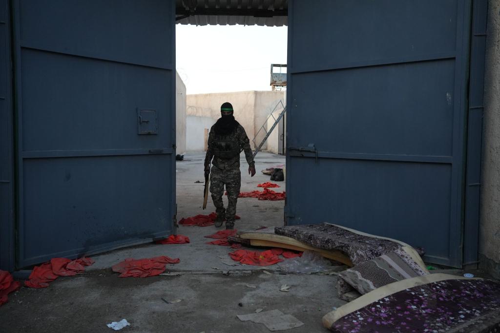 Leere Zellen und zurückgelassene Häftlingskleidung im al-Schaddadi-Gefängnis Anfang der Woche. - Foto: Moawia Atrash/dpa