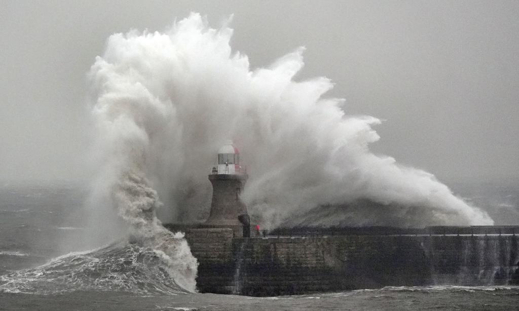 Wellen schlagen gegen den Leuchtturm von South Shields an der Nordostküste. - Foto: Owen Humphreys/PA Wire/dpa