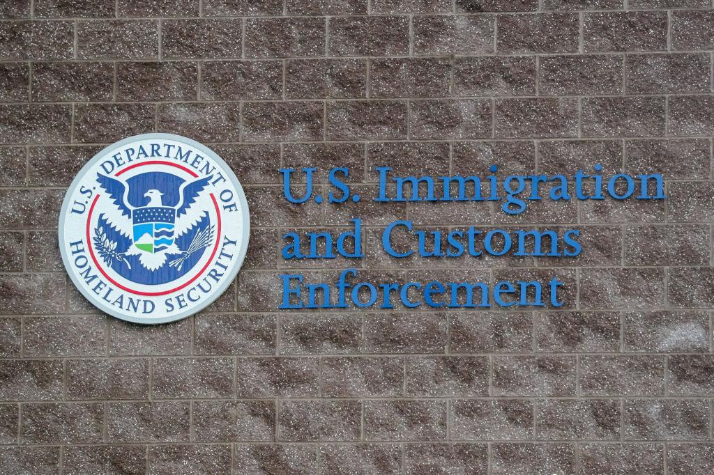 Die Einsätze der Einwanderungsbehörde ICE gegen Migranten sind in den USA schon länger umstritten. (Symbolbild) - Foto: Paul Weaver/SOPA Images via ZUMA Press Wire/dpa