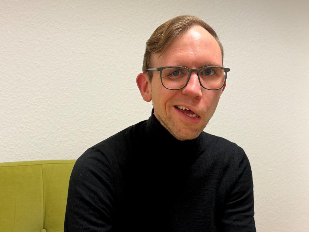 Lange Jahre fühlte sich Marcel Friederich weniger wert, glaubte, noch mehr leisten zu müssen als Menschen ohne eine Beeinträchtigung. - Foto: Christian Schultz/dpa /dpa