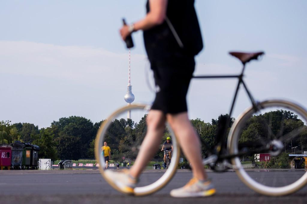 Auch auf dem Fahrrad ist Alkohol gefährlich. (Symbolbild) - Foto: Christoph Soeder/dpa