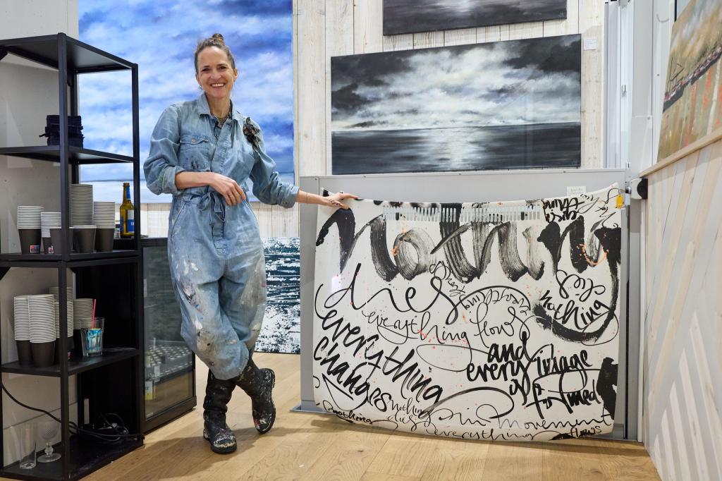 Die Hamburger Künstlerin Jeannine Platz liebt Malen und Schreiben. Beides zeichnet ihre Werke aus. - Foto: Georg Wendt/dpa