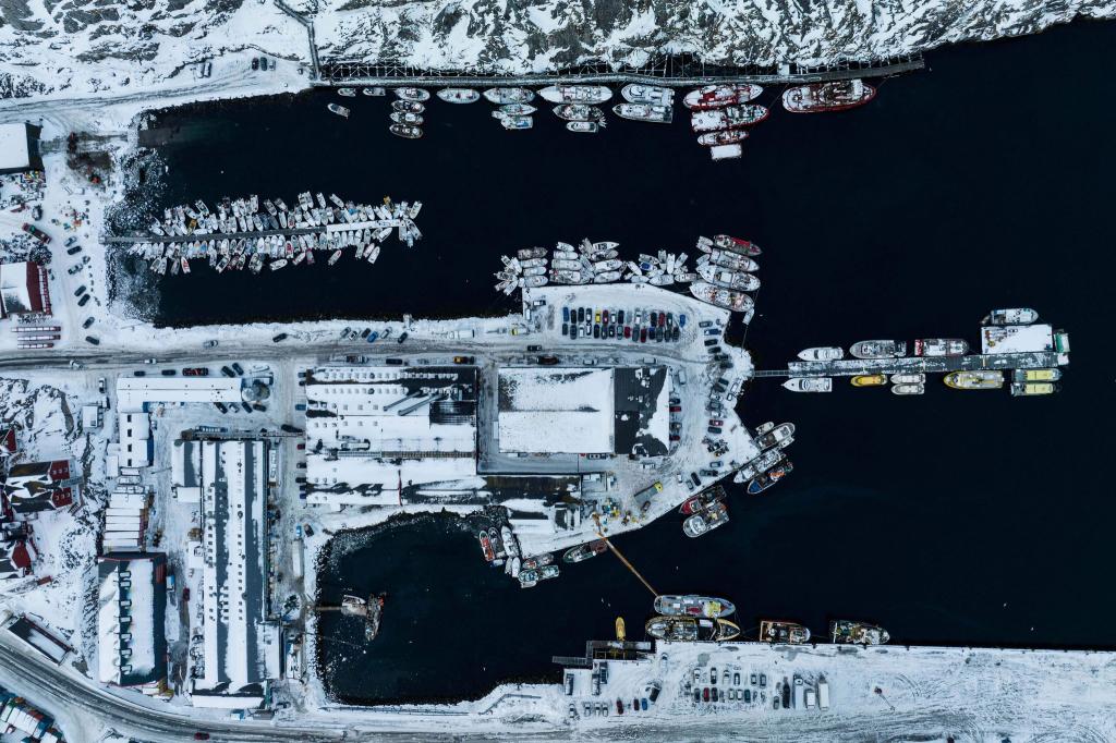 Boote liegen im Hafen von Nuuk in Grönland. - Foto: Evgeniy Maloletka/AP/dpa