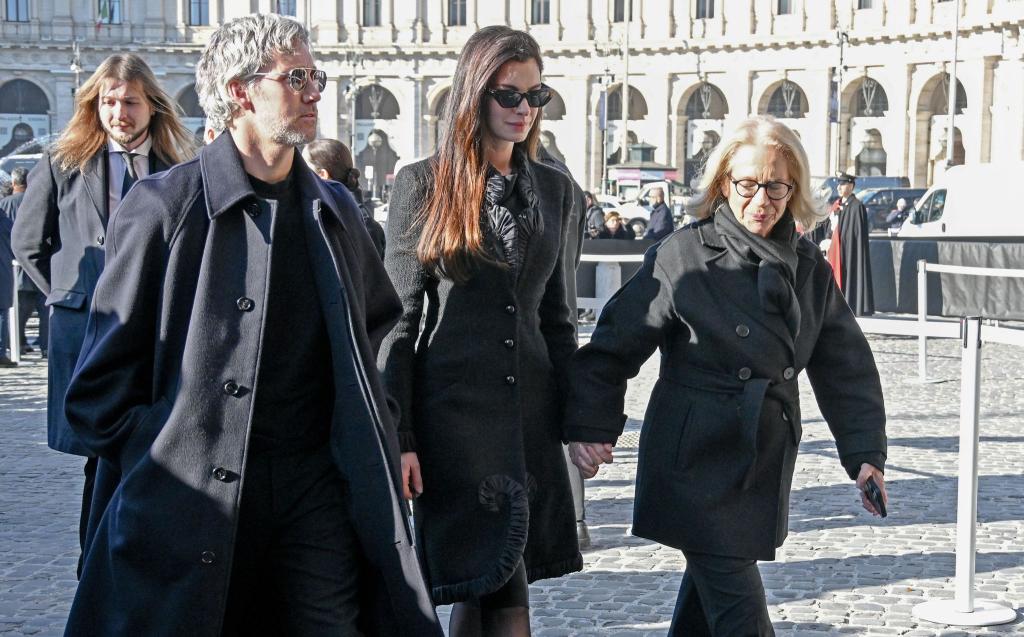 Prominente wie Anne Hathaway trauern um Valentino. - Foto: Maurizio D'avanzo/IPA via ZUMA Press/dpa