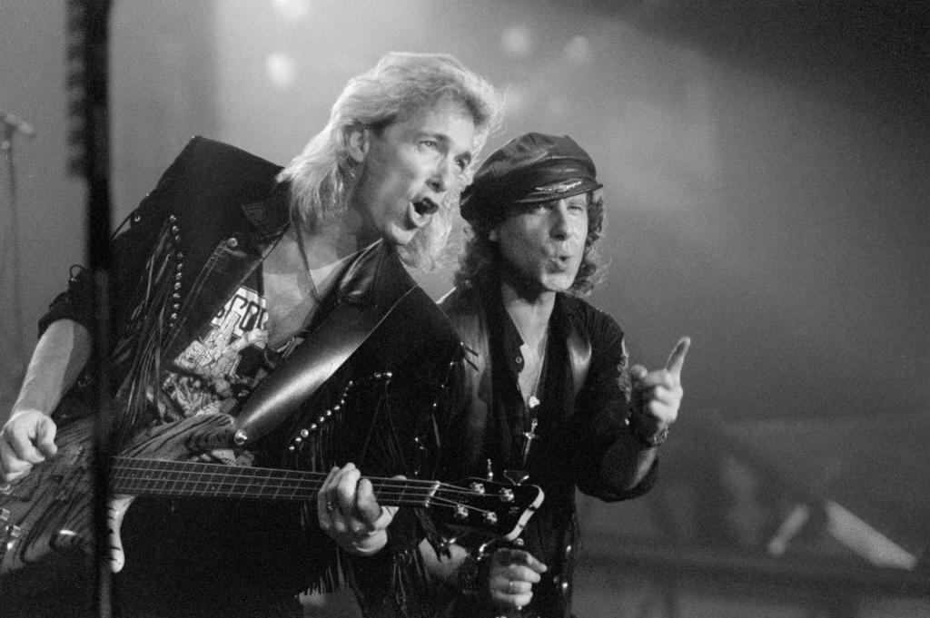 Der damalige Bassist Francis Buchholz (l.) mit Scorpions-Frontmann Klaus Meine 1991 in Frankfurt am Main. (Archivbild) - Foto: Dieter Roosen/dpa