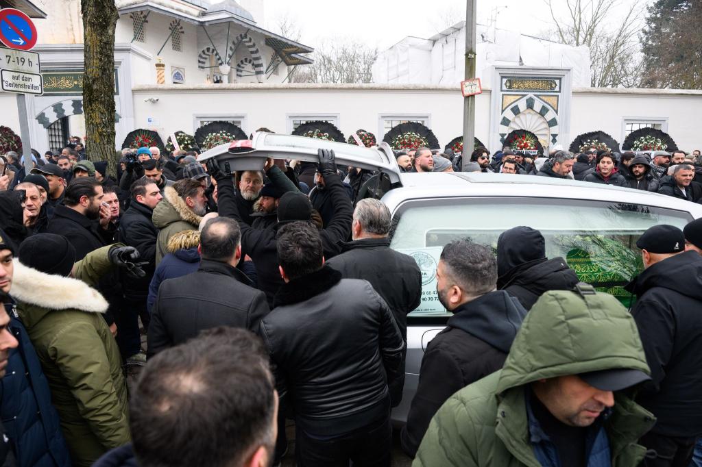 Ein Sarg wird nach dem Trauergebet vor der Beerdigung eines 62-Jährigen vor der Neuköllner Sehitlik-Moschee in einen Leichenwagen verladen. - Foto: Bernd von Jutrczenka/dpa