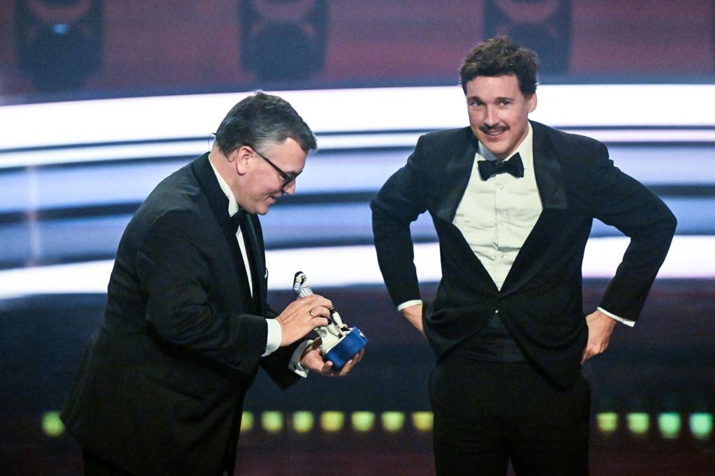 Schauspieler Florian David Fitz bekommt den Ehrenpreis. - Foto: Felix Hörhager/dpa