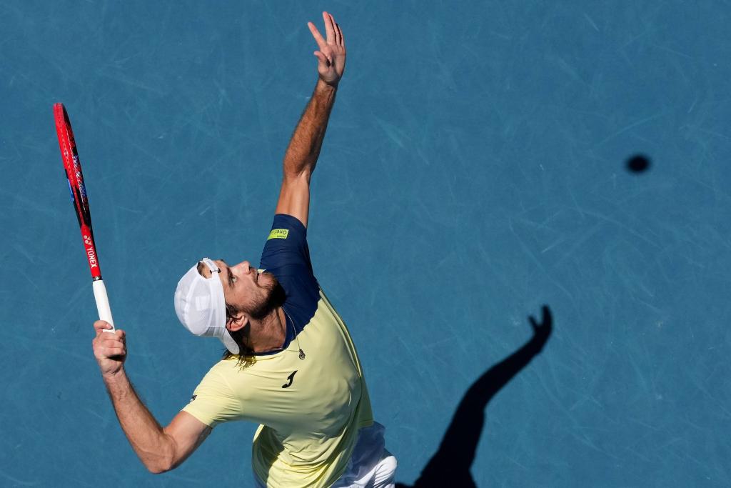 Tomas Machac aus der Tschechischen Republik schlägt auf. - Foto: Asanka Brendon Ratnayake/AP/dpa