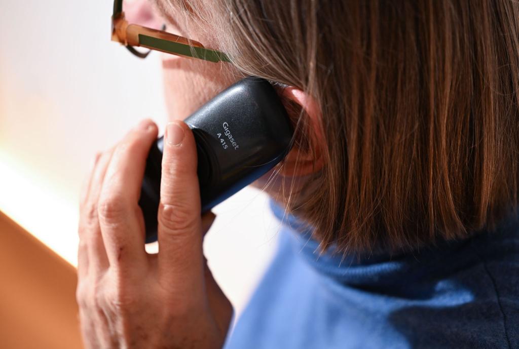 Manchmal klingelt das Telefon und jemand von einer Werbehotline ist dran - das geht vielen Bundesbürgern auf die Nerven. (Symbolbild) - Foto: Bernd Weißbrod/dpa
