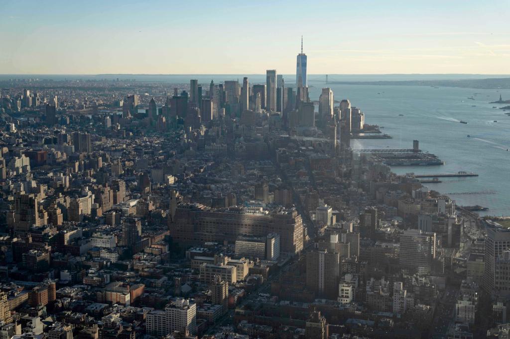 Die New Yorker Feuerwehr kämpft gegen einen Brand in einem Hochhaus in der Bronx. (Illustration) - Foto: Yuki Iwamura/AP/dpa