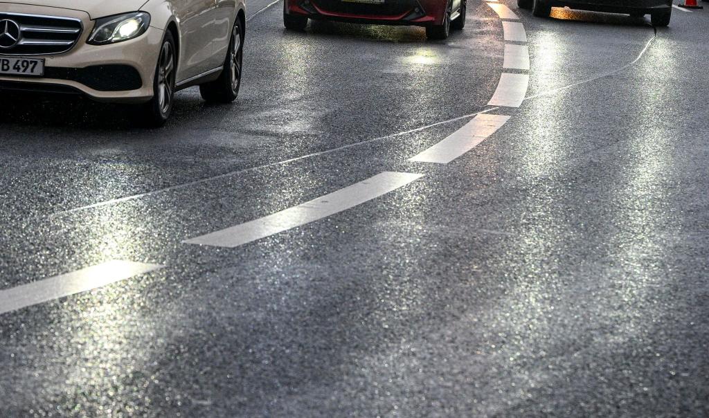 Vorsicht vor überfrierendem Regen. (Archivbild) - Foto: Jens Kalaene/dpa