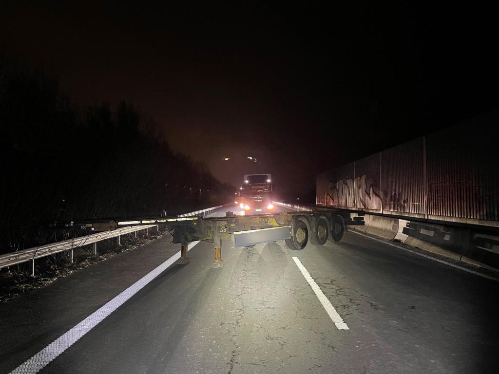 Der Sattelauflieger blockierte in der Dunkelheit alle Fahrspuren der Autobahn. (Foto: Polizei Bremen/dpa) - Foto: -/Polizei Bremen/dpa