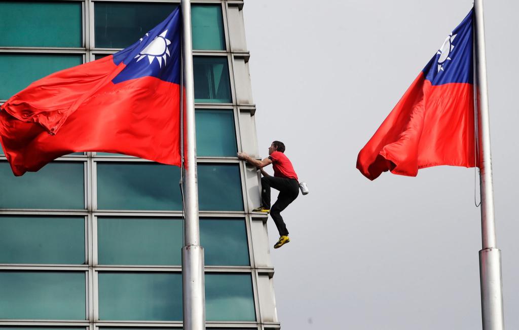 Der US-amerikanische Kletterer Alex Honnold klettert in Taipeh, Taiwan, auf den Wolkenkratzer Taipei 101. - Foto: ChiangYing-ying/AP/dpa