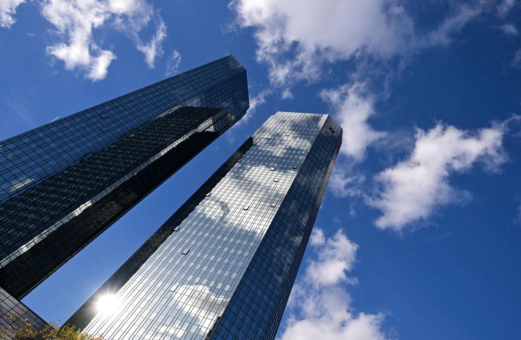 Die Deutsche Bank treibt die Digitalisierung ihres Privatkundengeschäfts voran. (Archivbild) - Foto: Arne Dedert/dpa