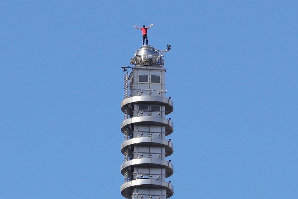 Nach dem Jubel auf der Spitze des Wolkenkratzers hat Alex Honnold ein Selfie mit seinem Smartphone geschossen. - Foto: ChiangYing-ying/AP/dpa