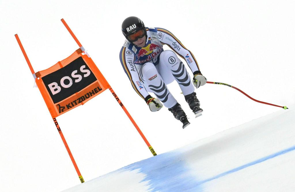Luis Vogt gelingt eine bärenstarke Abfahrt in Kitzbühel. - Foto: Hans Klaus Techt/APA/dpa