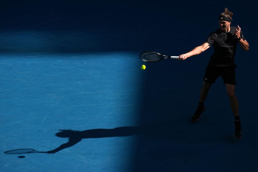 Alexander Zverev hat bei den Australian Open souverän das Viertelfinale erreicht. - Foto: Dar Yasin/AP/dpa
