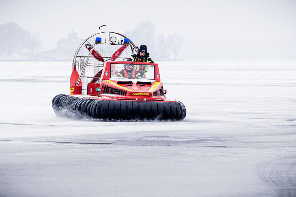 Mit dem Luftkissenboot übt die Feuerwehr auf dem Steinhuder Meer. - Foto: Moritz Frankenberg/dpa
